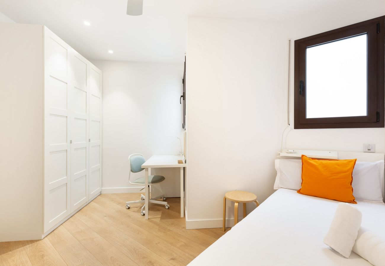 Apartment in Barcelona - B E-1 Ind Premium #HAB 4