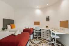 Rent by room in Barcelona - Balmes Twin con Balcón