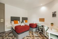 Rent by room in Barcelona - Balmes Twin con Balcón